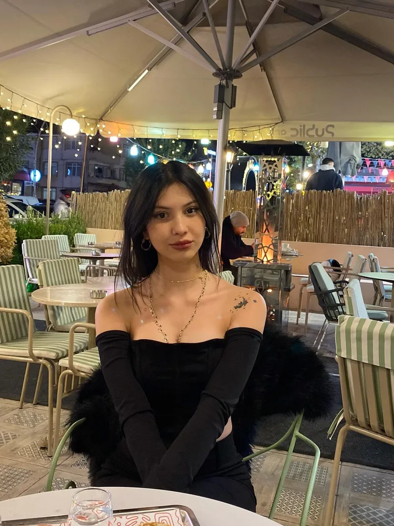 Aylin Maslak 23 yaşında uzun boylu — fotoğraf 2