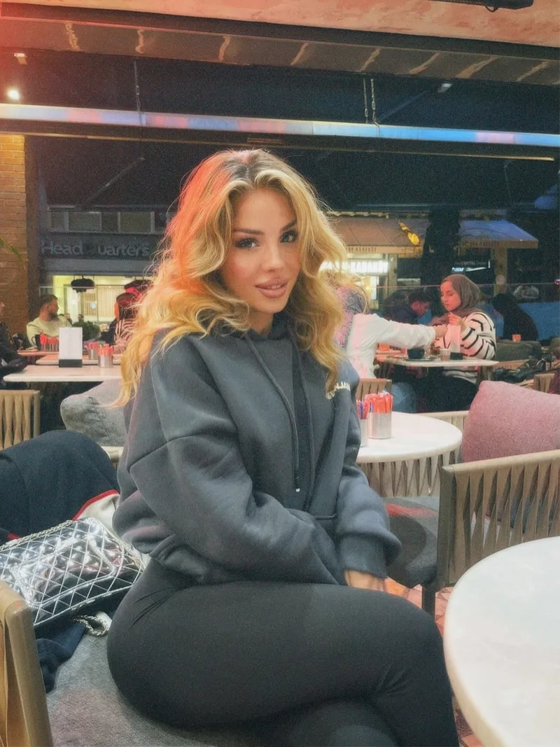 Defne Karaköy 28 yaşında uzun boylu — fotoğraf 3