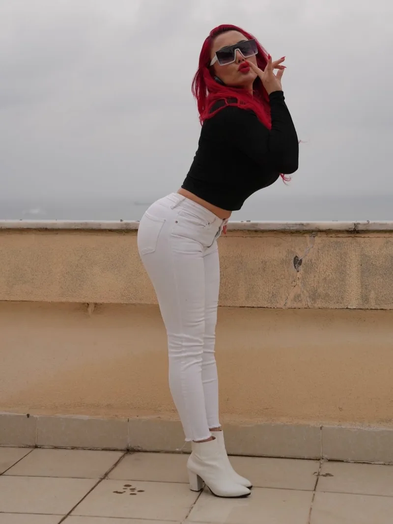 Ece Bostancı 28 yaşında beyaz tenli — fotoğraf 2