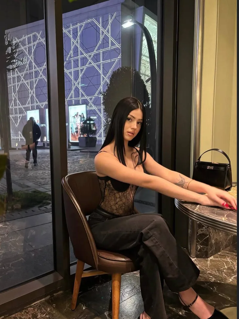 Ecem Kaynarca 22 yaşında uzun boylu — fotoğraf 3