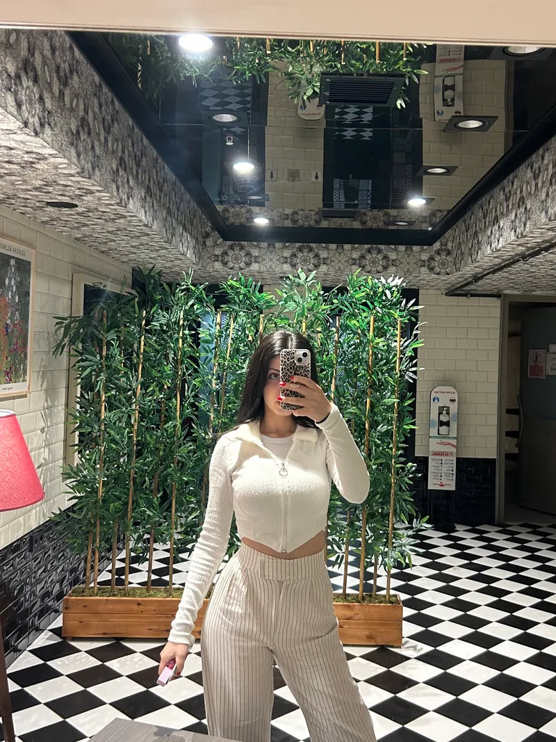 Melike Koşuyolu 27 yaşında beyaz tenli — fotoğraf 1