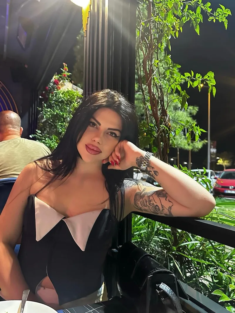 Serra Göktürk 26 yaşında sarışın — fotoğraf 2