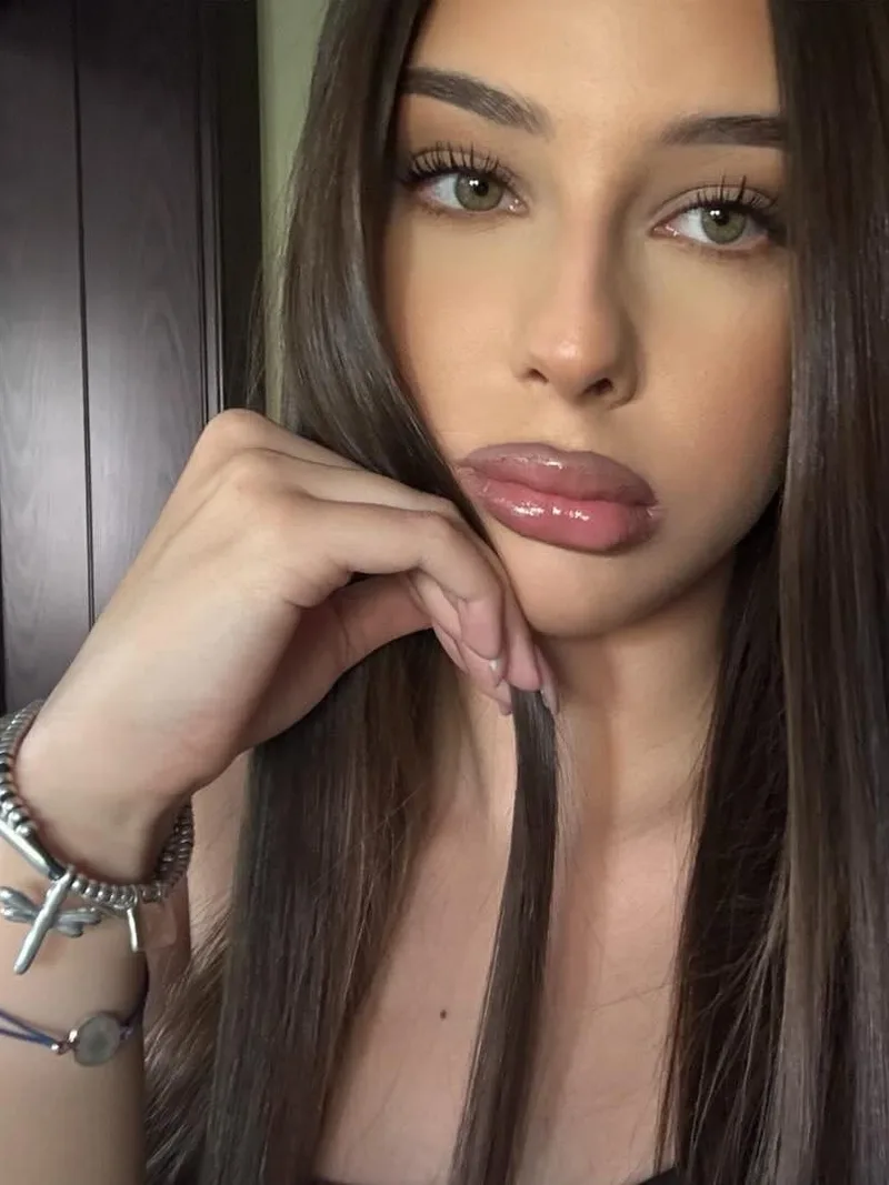 Sinem Küçükbakkalköy 19 yaşında beyaz tenli — fotoğraf 6
