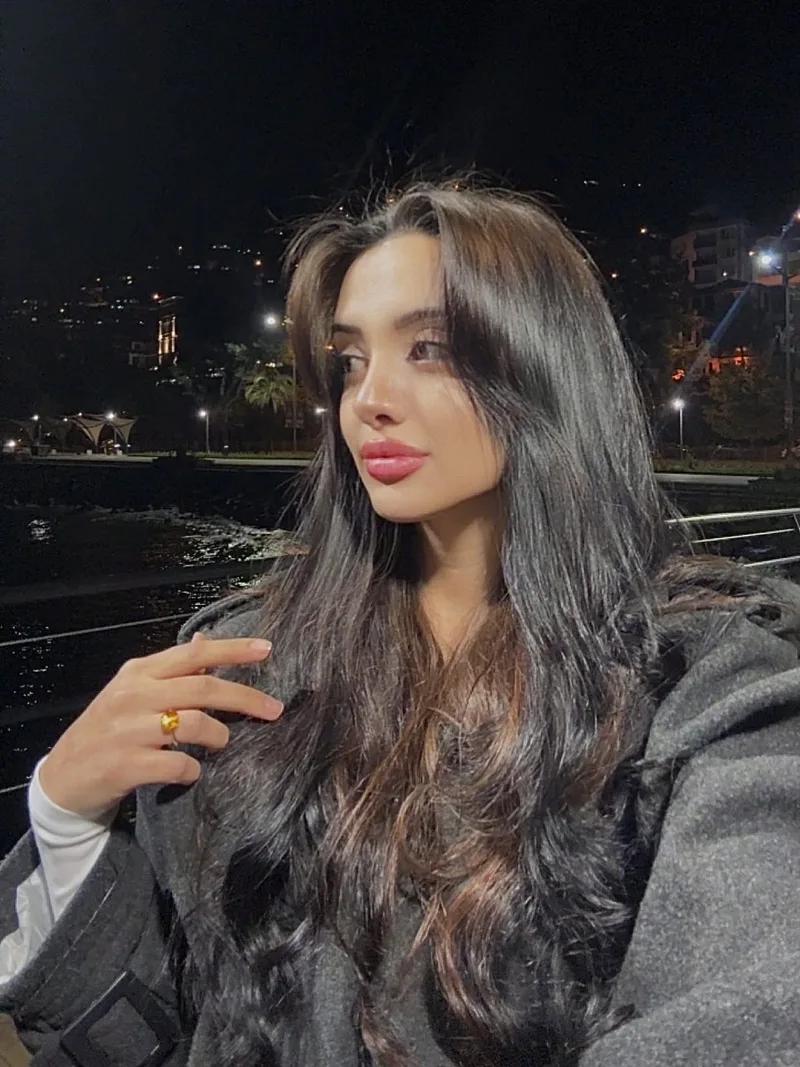 Sinem Küçükbakkalköy 19 yaşında beyaz tenli — fotoğraf 2