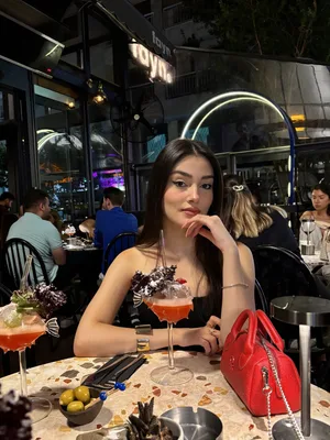 Sinem Küçükbakkalköy 19 yaşında beyaz tenli — fotoğraf 1